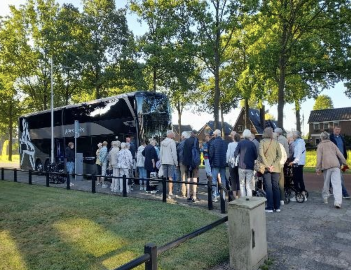mensen met de bus op de achtergrond